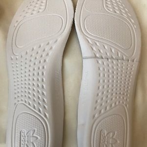 Yeezy350 sesame Mens size 5 and womans size 6.5